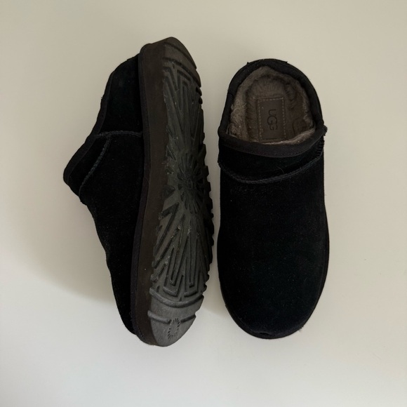UGG Womens Slip On Clogs Size 8 Black Shearling Lined Mules Pre Loved Cozy - Picture 3 of 5